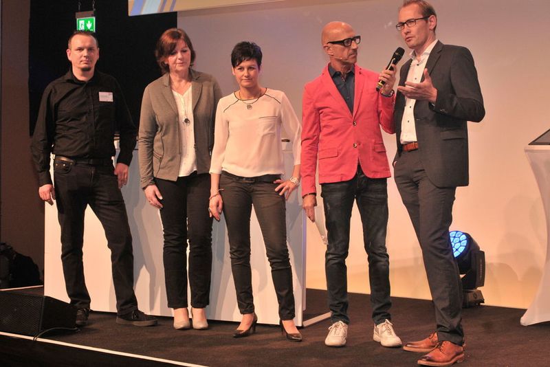 Moderator Goofy Förster (2. v. re.) stellt die Nominierten vor, zunächst Auto-Scholz AVS, ... (Zietz/»kfz-betrieb«)