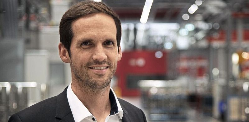 Im Juli 2021 wurde Dr. Matthias Schreiber zum Chief Executive Officer (CEO) bei Linde Hydraulics ernannt und ist in dieser Funktion für Forschung & Entwicklung sowie den weltweiten Vertrieb und das Marketing des Unternehmens verantwortlich. Im Juli 2021 wurde Dr. Matthias Schreiber zum Chief Executive Officer (CEO) bei Linde Hydraulics ernannt und ist in dieser Funktion für Forschung & Entwicklung sowie den weltweiten Vertrieb und das Marketing des Unternehmens verantwortlich.