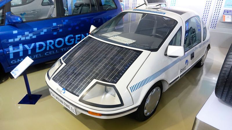 Bereits in den Siebzigerjahren hatte der Ingenieur Erich Pöhlmann eine BMW Isetta auf Elektroantrieb umgebaut. 1981 gründete er in Kulmbach das Unternehmen Pöhlmann Anwendungstechnik GmbH & Co KG u. a. zur Entwicklung von Elektroautos. Schon im Jahr der Firmengründung begann die Zusammenarbeit mit dem Energieversorgungskonzern RWE. Zunächst wurden vier kleinere Fahrzeuge gebaut, darunter zwei mit Hybridantrieb. Der Verkaufspreis des EL lag bei 108.000 DM. Die 1984 vorgestellte Variante „Solar“ war mit aufgeklebten Solarzellen bestückt, die die Bleibatterie (Kapazität: 160 Ah) mit 140 W permanent nachluden. (Bild: Dominsky – VCG)