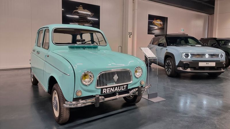 Alte und neue Modelle sollen sich bewusst gegenüber stehen, so wie diese beiden R4. (Bild: Renault)