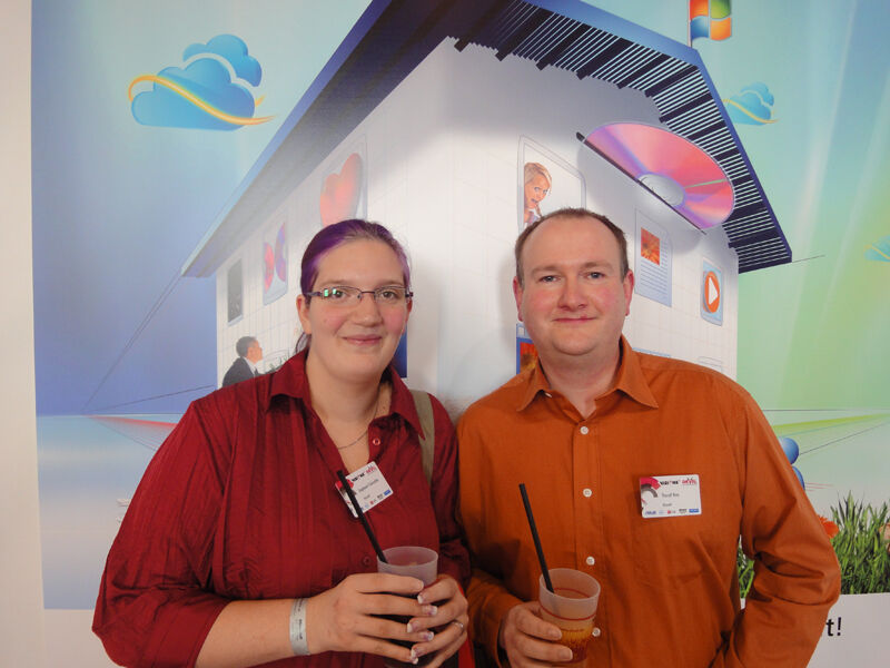 Stephanie Tschuschke und Thoralf Hinz, Hinzsoft genießen erstmal eine runde Vitamin C an der Microsoft-Saftbar. (Archiv: Vogel Business Media)