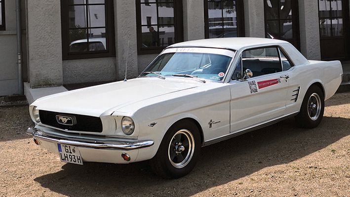 2. Preis: Ford Mustang Hardtop Coupé, Baujahr 1966. Ford-Chef Lee Iacocca leitete mit dem Mustang 1964 die weltweite Begeisterung für Familiensportler ein, die in Europa zu Capri, Scirocco und Manta führte. Das Achtzylinder Hardtop-Coupé gilt als Tourenwagen, der Fastback als GT. Unser Ford Mustang Hardtop stammt aus dem Jahr 1966 und ist mit dem 4,7-Liter-V8-Motor bestückt. Er schöpft aus diesem Hubraum 215 PS – unter dem satten V8-Blubbern lässt er sich locker auch auf 190 Km/h beschleunigen, wobei ihm das gemütliche Cruisen aber mehr liegt. Gespendet von Apollo Tyres Vredestein.  (Bild: Lebenshilfe Gießen)