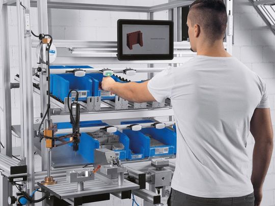 Das Setago-Pick-to-Light-System unterstützt den Werker darin, die richtigen Bauteile in der richtigen Reihenfolge zu montieren.(Bild:  RK Rose+Krieger)