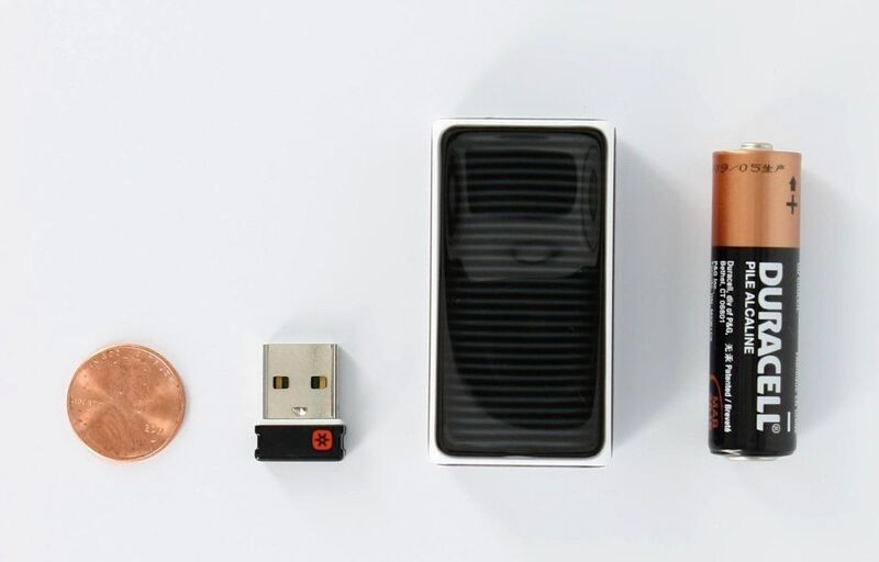 Die Verbindung zu PC oder Notebook erfolgt über einen winzigen USB-Dongle, den Unifying-Empfänger. Hier im Größenvelgleich mit einer AA-Baterie. (Archiv: Vogel Business Media)
