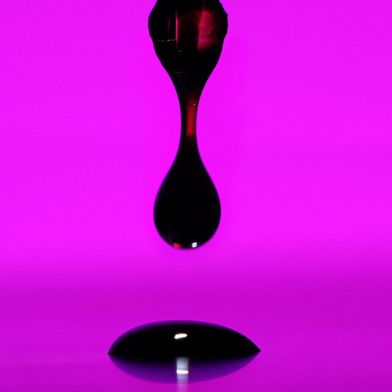 Evonik entwickelt Katalysatoren und Adsorbentien zur Reinigung von Pyrolyseöl, um dessen Einsatz als Rohstoff in petrochemischen Prozessen zu ermöglichen. (Bild: Evonik Industries AG)