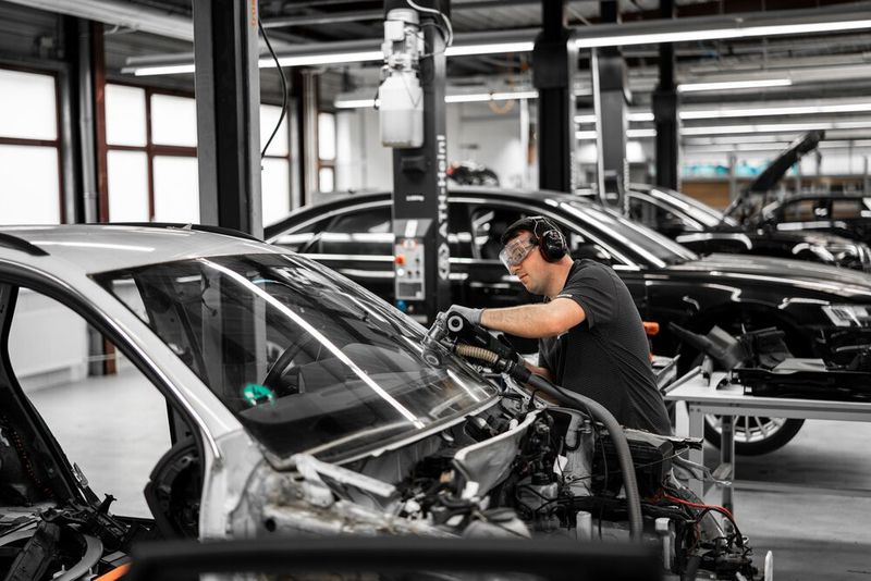 Dafür demontierte der Autohersteller im Oktober vergangenes Jahr 100 Fahrzeuge; darunter ehemalige Erprobungsfahrzeuge.  (Bild: AUDI AG)