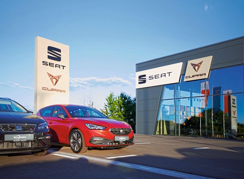 Von außen erscheint das Seat-Cupra-Autohaus aber im gewohnten Design. (Bild: Scherer/Thorsten Gauls)