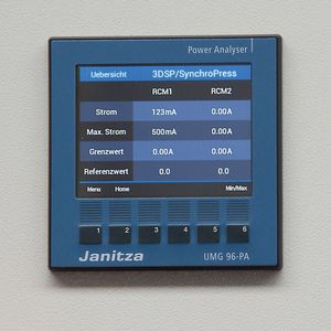 Bild 4: Der Power Analyser des Typs UMG 96-PA von Janitza electronics an der 3D-Servopresse. Er liefert nicht nur Basiswerte, sondern gibt auch Auskunft über die Netzqualität und die Differenzströme.(Bild:  M. Witzsch)