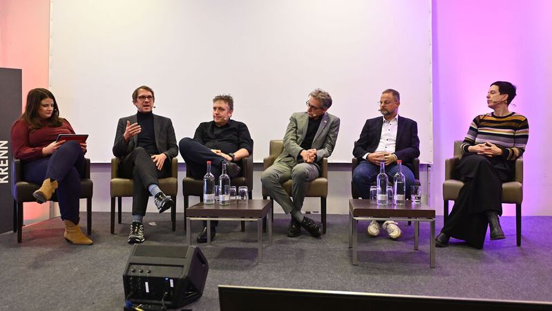 (v. r.) Jutta Horstmann (Co-CEO Heinlein Gruppe), Dr. Dirk Gernhardt (OS- Beauftragter der Stadt München), Dr. Martin Hagen (Staatssekretär Finanzen Bremen), Felix Kronlage (Sovereign Cloud Stack) und Leonhard Kugler (ZenDiS & openCode) tauschten sich zu „Anforderungen an den Deutschland-Stack“ aus – moderiert von Ann Cathrin Riedel (NExT e. V.). (Bild:  Christian Augustin)