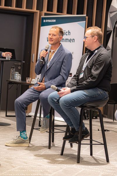 Zweite Paneldiskussion zum Thema „No ‚race to the bottom‘ – Kosten und Verträge optimal kalkulieren“, in der Daniel Langenbach (ITs-plus GmbH & Co. KG, Michael Tosch (Miral Soft e.K.), Benjamin Tasche (betaITS GmbH) und Markus Rex (Synaxon) lebhaft diskutieren. (Bild: Synaxon)