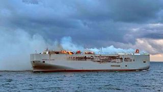 Die „Fremantle Highway“ wurde 2013 gebaut, fährt unter der Flagge Panamas und gehört einer japanischen Reederei. (Bild: picture alliance / ASSOCIATED PRESS)