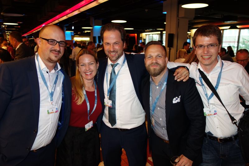 Hannah Lamotte, IT-BUSINESS, mit (v. l.) Daniel Mühlhauser, Bechtle, Lars Mika, Nuvias, Jürgen Schopper, Thales und Oliver Frömming, Sartissohn. (Bild: IT-BUSINESS)