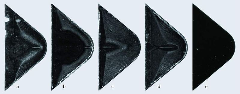 Bild 3: CVD-Diamant-Bestückungen der verwendeten Wendeschneidplatten mit unterschiedlichen Spanleitgeometrien: a bis d Werkzeuge 1 bis 4 mit Spanleitstufen, e Werkzeug 5 mit ebener Spanfläche. (Archiv: Vogel Business Media)