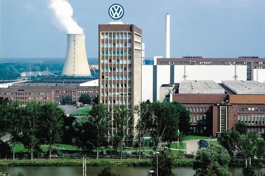 Volkswagen hat auf das letzte Geschäftsjahr geblickt. Demnach ist der Autoriese deutlich gebeutelt worden. Erfahren Sie hier mehr über die Details und die Lage ...(Bild:  Volkswagen)