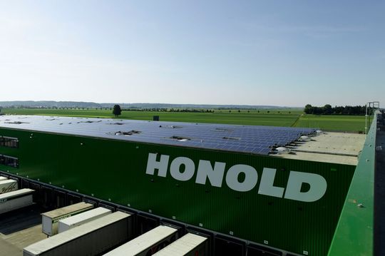 Solardach: Honold hat mit PV-Anlagen auf seinen Dachflächen seit 2010 schon über 28.000 Tonnen Kohlendioxid eingespart.(Bild:  Honold)