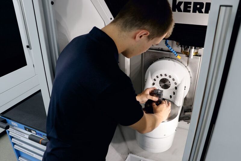 Since W&K started working with the Kern Micro HD in 2020 Sascha Hämmerli uses the Kern Micro manually for precision milling.  (Kern Microtechnik)