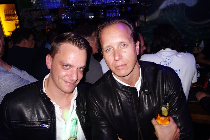 Kühler als das Bier sind heute Abend (l.) Michael Plum, APC, und Jochen Röth, AMD. (Bild: IT-BUSINESS)