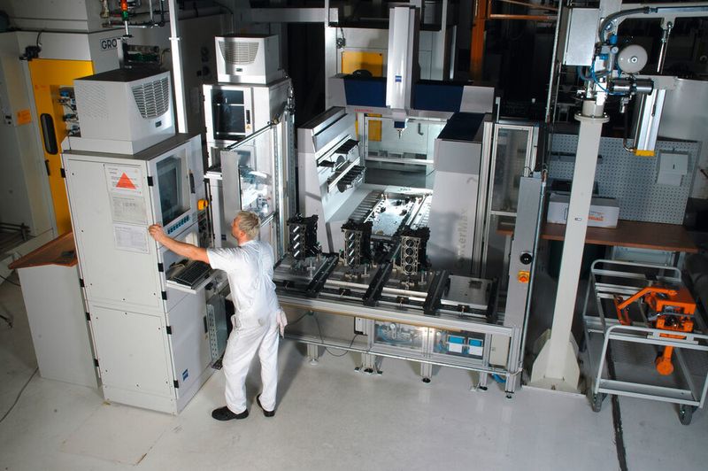 Der Kommunikations- und Schnittstellen-standard OPC UA gilt als sehr gute Möglichkeit, um den Integrationsaufwand von Messtechniksystemen in einer Fertigung deutlich zu verringern, sagen die Experten. (Carl Zeiss)