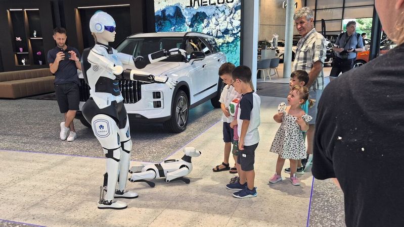 Zahlreiche Interessenten schauten sich nicht nur die Modelle der neuen Doppelmarke bei Levy in Köln an, sondern waren auch durchaus neugierig, wie sich der humanoide Roboter im Händlerbetrieb verhält. In diesem Fall wurde die Maschine von einem speziellen Betreuer begleitet, da die Showroom-Aufgabe tatsächlich ein neues Aktionsfeld darstellt.(Bild:  Levy-Gruppe)