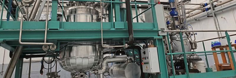 Derzeit werden die ersten Modellanlagen aufgebaut mit dem Kernstück der gr3n-Technologie dem patentierten Mikrowellenreaktor, der den Depolymerisationsprozess einleitet. Derzeit werden die ersten Modellanlagen aufgebaut mit dem Kernstück der gr3n-Technologie dem patentierten Mikrowellenreaktor, der den Depolymerisationsprozess einleitet.