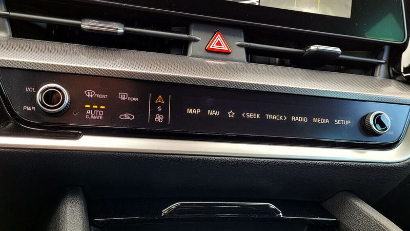 4. Die umschaltbare Bedienleiste: In modernen Autos gibt es immer mehr Funktionen, die Menüs der Infotainment-Systeme werden immer ausufernder. Doch zumindest die wesentlichen Funktionen möchte man per Knopfdruck aufrufen können. Doch niemand möchte eine Knöpfe-Orgie im Auto haben. Beim Kia Sportage ist das über eine Sensorleiste gelöst, deren Funktion man umschalten kann. So lässt sich wahlweise die Klimatisierung oder das Infotainmentsystem bedienen. Auch die beiden seitlichen Drehregler sind doppelt belegt.  (Bild: Wehner/Vogel Communications Group)