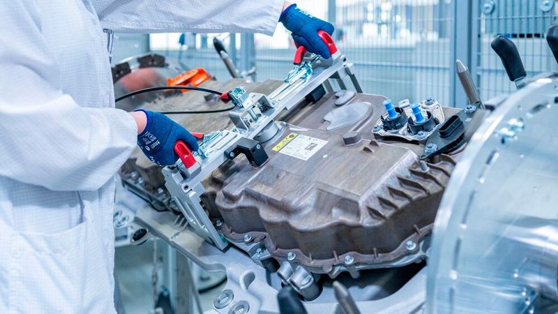 Im BMW-Werk Landshut ist die Vorserienproduktion der Steuereinheit Energy Master für den iX5 Hydrogen gestartet.(Bild:  BMW)