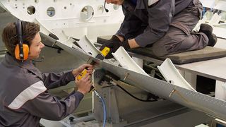 Die Lärm- und Vibrations-Arbeitsschutzverordnung gibt unter anderem Auslösewerte für die Lärmexposition vor. Werden diese erreicht oder überschritten, müssen entsprechende Maßnahmen getroffen werden. So muss speziell beim Nieten geeigneter Gehörschutz getragen werden. Denn bei diesen Tätigkeiten ist der Prozesslärm beträchtlich, da sich das Blech während des Schlags bewegt. (Bild: Atlas Copco Tools)