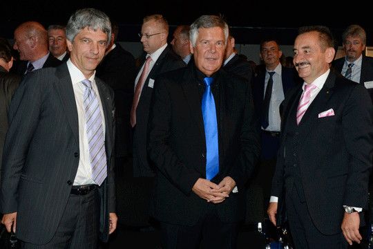 Dr. Armin Zitzmann, stellvertretender Vorstandsvorsitzender der Nünberger Versicherung, im Gespräch mit dem Aufsichtsrat Hans Rudolf Wöhrl und Vertriebsvorstand Dr. Hans-Joachim Rauscher (v. li.). (Foto: Weissbach)