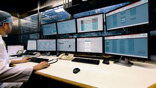 Zu einem Retrofit kann auch ein zentraler Leitstand gehören. Von dort aus hat die Produktionsleitung sämtliche Anlagenteile im Blick und kann diese im Prozessleitsystem Simatic
PCS 7 l bedienen und beobachten (Symbolbild). (Siemens/Brixen)