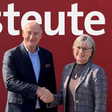 Martin Kunz (CEO Steute) und Birgit Sacha (Leiterin Kiepe Industry) (Bild: Steute Technologies)