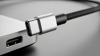 Ab 28. April müssen alle neuen Notebooks, die in der EU verkauft werden, USB-C-Anschlüsse haben. (Bild: © Shehnaz - stock.adobe.com / KI-generiert)