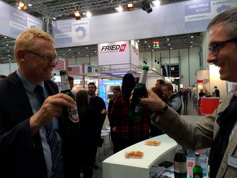... stößt mit Dr. Martin Richter (l.) von der Fraunhofer EMFT auf dessen Erfolg beim Devicemed-Award anlässlich der Compamed 2015 an. (Bild: Ziener, VBM)