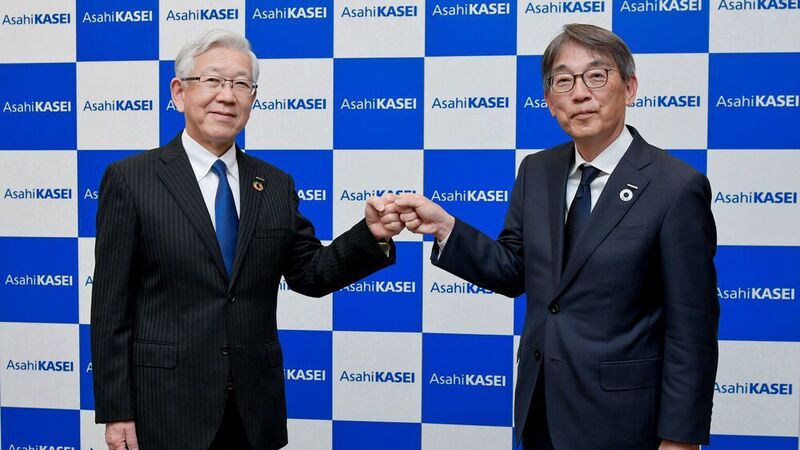 Hideki Kobori (linke Seite) und Koshiro Kudo. (Asahi Kasei)