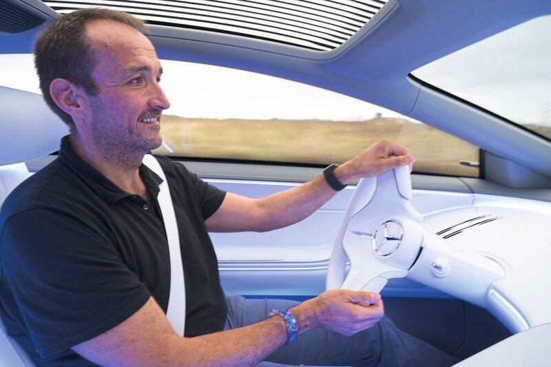 Das Cockpit ist futuristisch gestaltet: Das Lenkrad wird oben coupiert und macht sich deshalb ganz klein.  (Daimler)