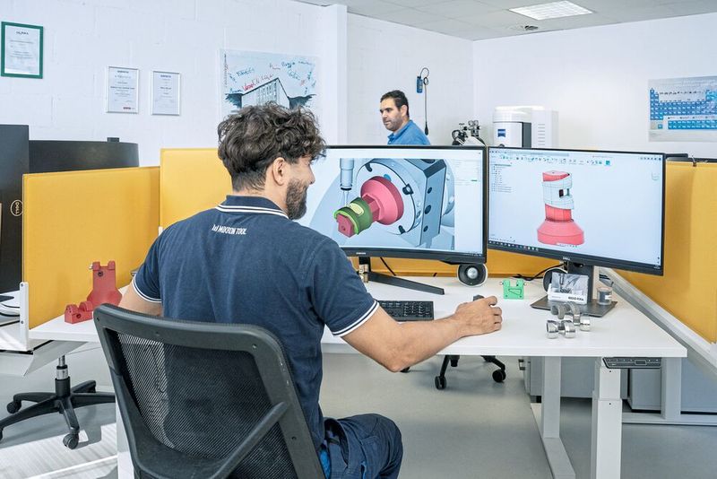 Antonio develops the CAM strategy. This is an extremely demanding process, not only because of the CoCr material being processed but also because of the required very high surface quality of Ra = 0.4. (Image:Thomas Entzeroth)