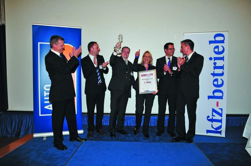 Strahlende Sieger (v.li.): Hans-Heiner Lüdemann, BDK, und Peter Lorenzen, Autoscout 24, gratulieren Michael Lippers-Hollmann, Petra Tünte-Hardeweg und Thomas Spiegelhalter von Beresa. Wolfgang Michel, »kfz-betrieb«, überreichte die Urkunde. (Archiv: Vogel Business Media)