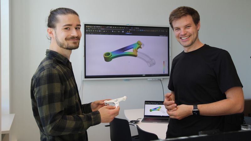 Nils Meyer (rechts) und Projekt-Mitarbeiter Julian Greif entwickeln ein KI-Tool, um die Bauteilentwicklung im Spritzguss zu optimieren.(Bild:  Universität Augsburg)