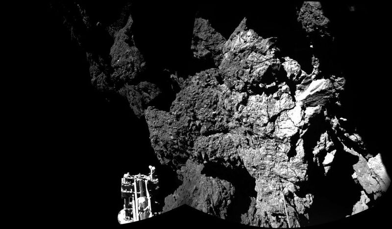 Rosettas Lander Philae ist am 12. November 2014 auf der Oberfläche des Kometen 67P/Churyumov-Gerasimenko gelandet. Das zeigt dieses Bild, das vom CIVA-Kamerasystem an Bord des Landers aufgenommen wurde. Links im Bild ist eines der drei Landerbeine zu erkennen. (Bild: ESA)