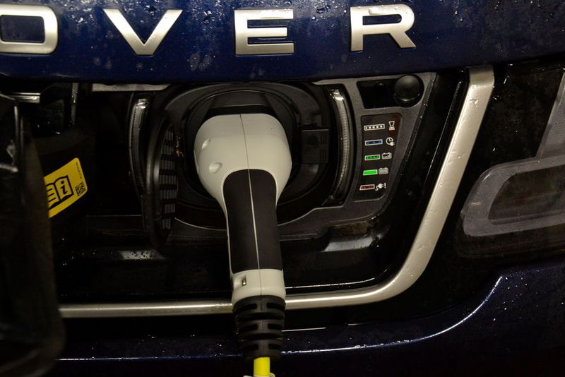 Über den Ladezustand der Batterie informieren zwei beleuchtete Streifen an beiden Seiten der Ladebuchse. (Michel / »kfz-betrieb«)