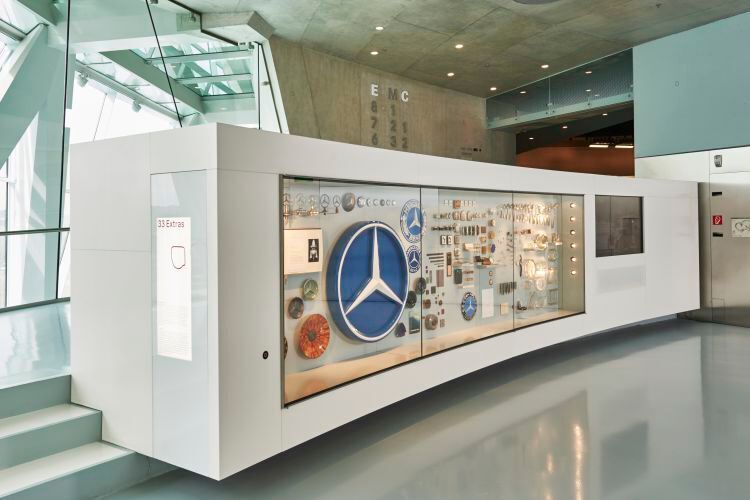 Die vielfältigen Erscheinungsformen des Mercedes-Benz-Markenzeichens macht das Mercedes-Benz-Museum mit der Sammlungsvitrine im Raum Collection 4 „Galerie der Namen“ deutlich. (Daimerl AG)