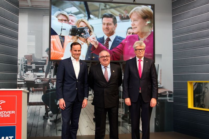 Zufriedene Gesichter am letzten Messetag der Hannover Messe und Cemat 2018. Dr. Jochen Köckler, Vorsitzender des Vorstandes der Deutschen Messe AG, S.E. Rogelio Granguillhome, Botschafter der Vereinigten Staaten Mexikanischen Staaten, und Prof. Dr. Friedhelm Loh, Vorsitzender des Ausstellerbeirates der Hannover Messe (v.l.). Messe, Partnerland und auch die Aussteller zeigen sich zufrieden mit der Verlauf der Messe. (Udo Schnell)