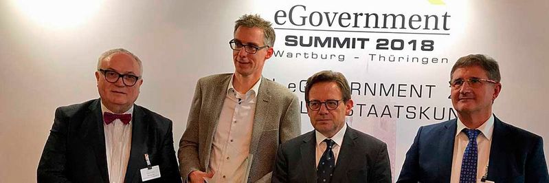 Staatsrat Henning Lühr und der Gewinner des Innovation Awards 2018, Martin Hagen uns Bremen, Manfred Klein von eGovernment Computing, und der eGovernment-CIO des Jahres 2018 Sachsen Landes-CIO Thomas Popp (v.l.) Staatsrat Henning Lühr und der Gewinner des Innovation Awards 2018, Martin Hagen uns Bremen, Manfred Klein von eGovernment Computing, und der eGovernment-CIO des Jahres 2018 Sachsen Landes-CIO Thomas Popp (v.l.)