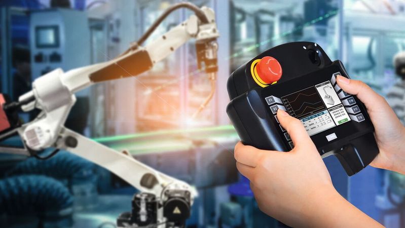 Das Handbediengerät HG1P von APEM/IDEC ist  für den Einsatz in rauen Industrieumgebungen bestens geeignet.(Bild:  iStock, APEM/IDEC)