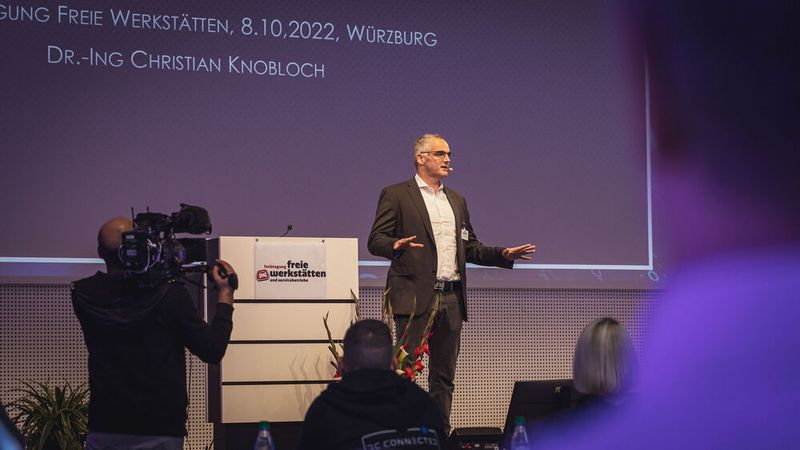 Was die zunehmende Digitalisierung der Wirtschaft für die Kfz-Betriebe bedeutet, das erklärte Dr.-Ing- Christian Knobloch den Zuhörern. Ob ein Kfz-Betrieb beispielsweise selbst den Kontakt zum Kunden behält, oder dieser über eine Internetplatform erfolgt, kann tiefgreifende Folgen haben. (Bild: Stefan Bausewein)