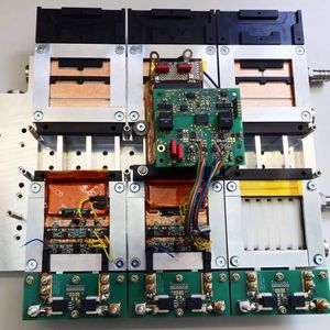 Versuchsaufbau mit niederinduktiven Leistungsmodulen.