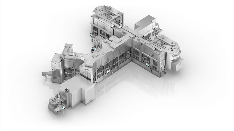Multiuse-Anlage mit Verarbeitungspfaden für Liquida sowie für Gefriertrocknungsprodukte. Das System verarbeitet außerdem RTU-Behältnisse (Spritzen, Karpulen und Vials in Tubs oder Trays). Nicht vorsterilisierte Vials gelangen über eine Waschmaschine und einen Sterilisiertunnel zur Dosierstation.  (Bild: Optima)