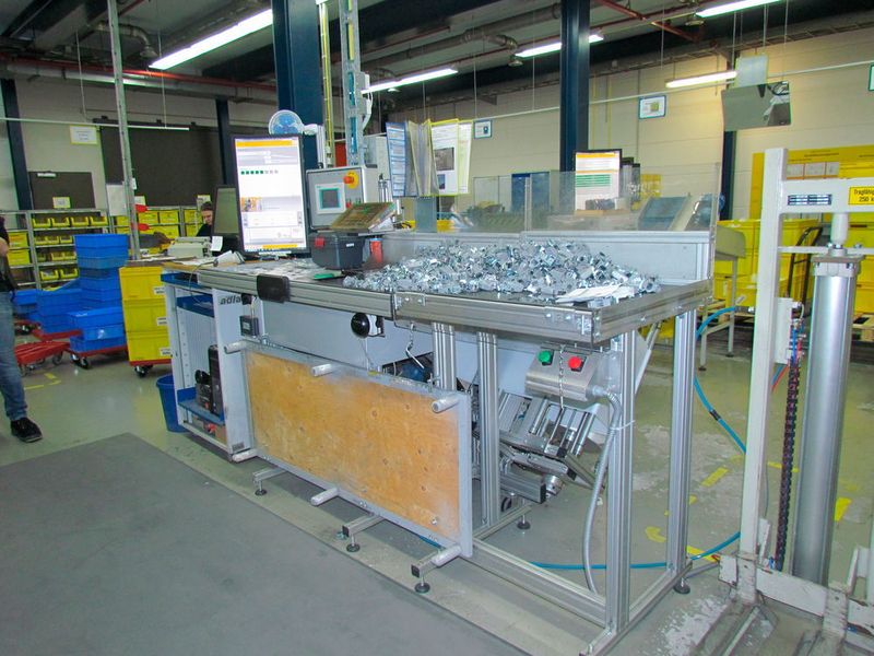 MIt der Optimierung des Arbeitsplatzes entfallen einige vorher notwendige Arbeitsschritte, der Verpackungsprozess wird vereinfacht, die Prozesssicherheit verbessert und auch die Mitarbeiterzufriedenheit bei der Bedieung der Anlage gesteigert. (S.Häuslein/konstruktionspraxis)