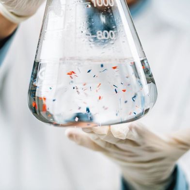 Abb. 1: Voraussetzung für Regulierung und Risikobewertung von Mikroplastik sind belastbare Daten und die beginnen schon bei der Probennahme. (Symbolbild) (Bild: © Microgen - stock.adobe.com)