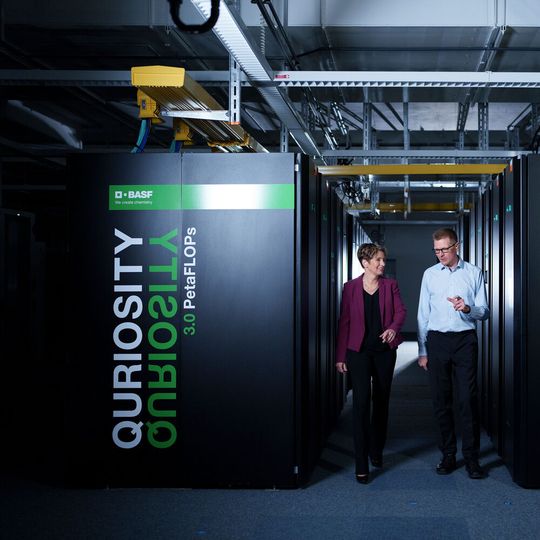 Dr. Melanie Maas-Brunner, Mitglied des Vorstands und Chief Technology Officer der BASF (links), und Dr. Stephan Schenk, Product Manager High Performance Computing bei BASF, beim neuen Supercomputer der BASF. Dr. Melanie Maas-Brunner, Mitglied des Vorstands und Chief Technology Officer der BASF (links), und Dr. Stephan Schenk, Product Manager High Performance Computing bei BASF, beim neuen Supercomputer der BASF.