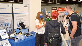 Besucher der LAB-SUPPLY Wien 2020 am Stand von Bruker (LABORPRAXIS, C. Lüttmann)